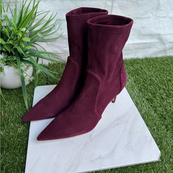 Stuart Weitzman
Stuart Stretch Suede Stiletto Booties pointed toe size 8
$595 - Picture 4 of 14